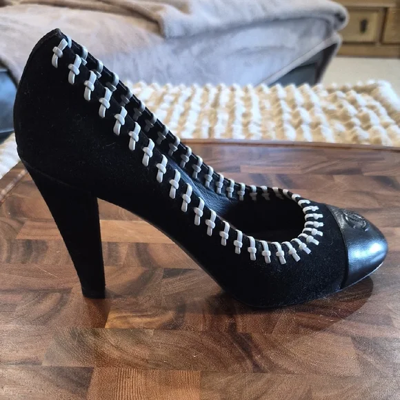 CHANEL Black and Gray Woven Trim Cap-Toe Heels - Picture 9 of 11